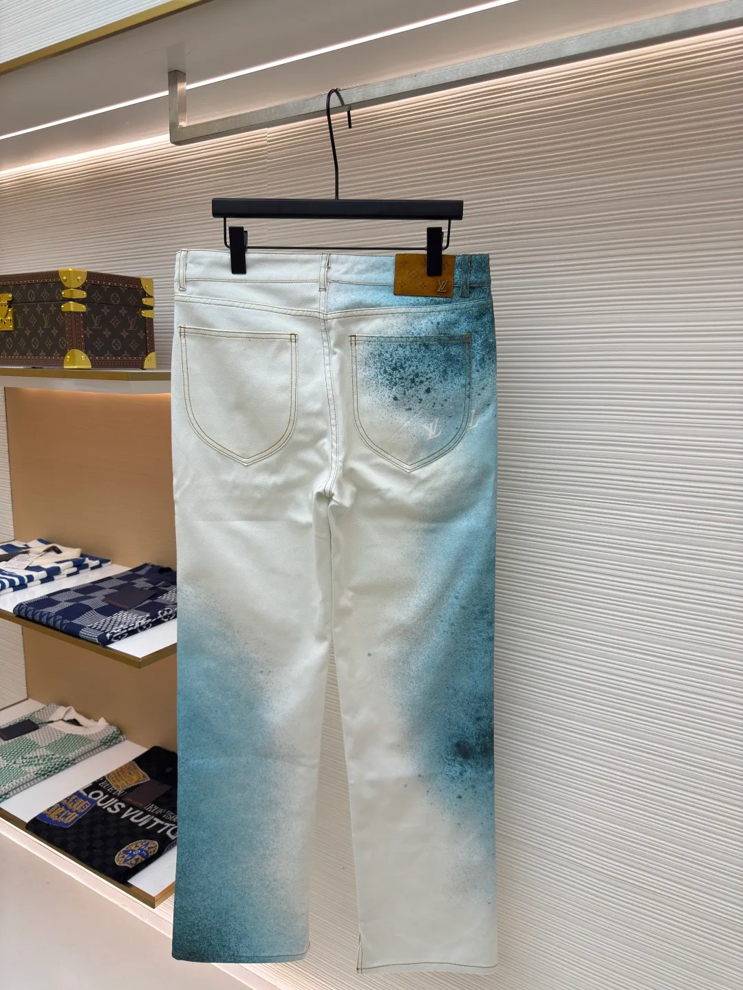 LOUIS VUITTON ink painting trousers ●Authentic product: Purchased and developed for 9800 ●Item number: 1680412-B30 ●Fabric: denim fabric ●Technology: made of semi-bleached cloth ●Version: fitted version ●Weight: about 640 grams ●Size: 30-31-32-33 ●Description: The fabric is made of 7s*7s cotton twill gauze fabric, with a semi-bleached fabric base. Y version was purchased, the flower position was scanned and the printing draft was refined with PS, the fabric was covered with cutting pieces to position the flowers, and a red edge was added to the outer circle of the cutting pieces. The finished printed fabric was precisely cut by laser burning, and the active digital direct-injection printing was printed with a white background ink painting gradient hollow letter effect. The overall wiring is straight and delicate, the fabric is comfortable and soft, and the color is consistent without color difference. It can be matched with the same style to create a fashionable look and control various occasions. Customized accessories, complete with three standards, same style for men and women!